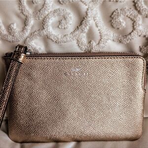 COACH Corner Zip Wristlet Metallic crossgrain leather RARE color- Rose Gold